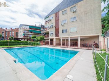 Pis amb piscina en venda a Calle Tubo