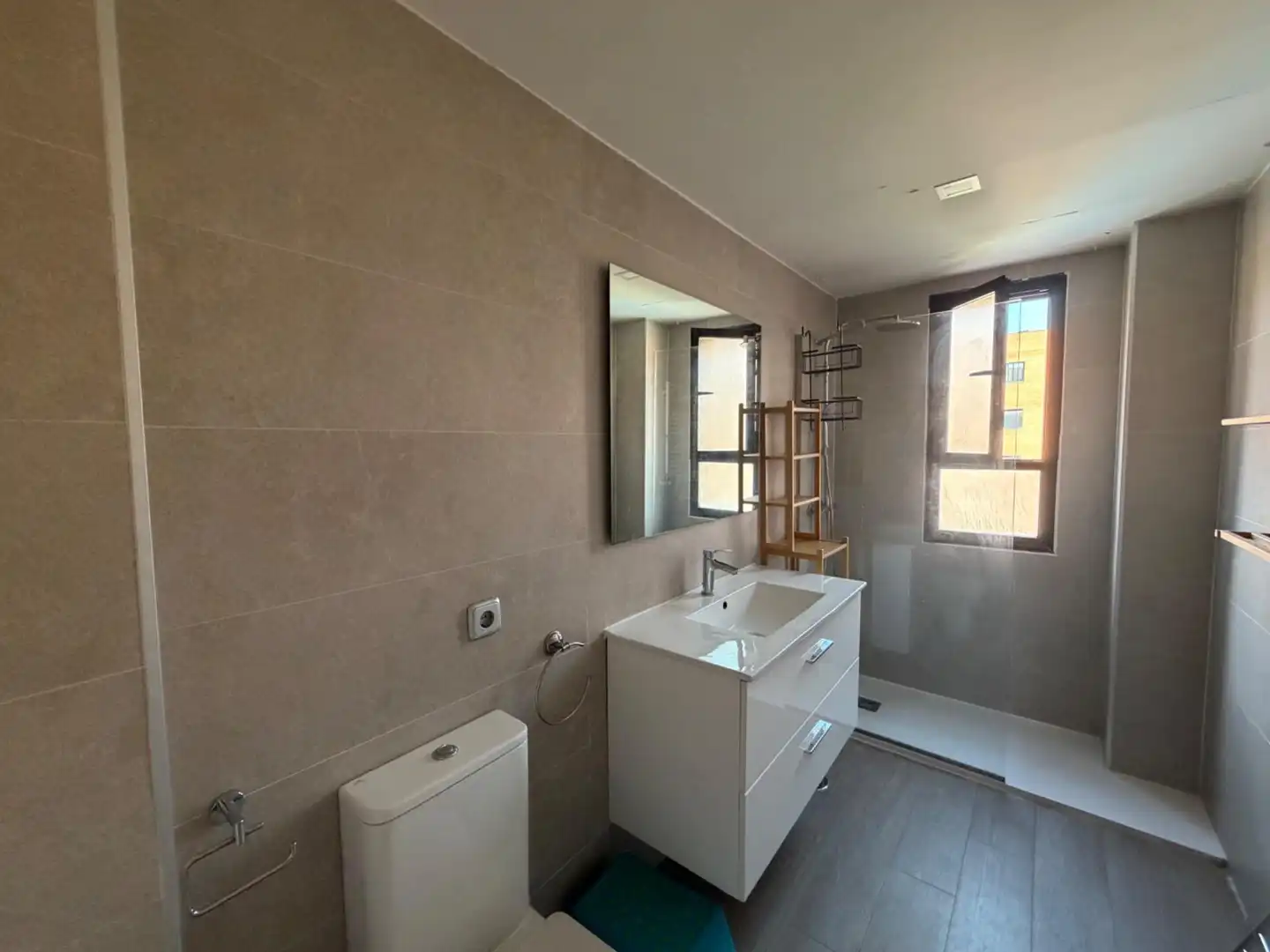 Baño de Piso de alquiler en Alcobendas con Aire acondicionado, Calefacción y Piscina comunitaria