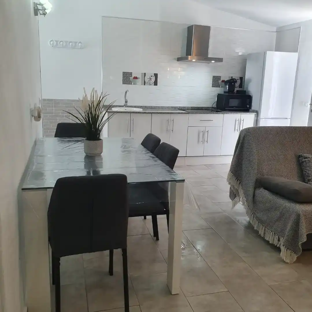 Cuina de Pis de lloguer en Conil de la Frontera amb Aire condicionat, Jardí privat i Piscina