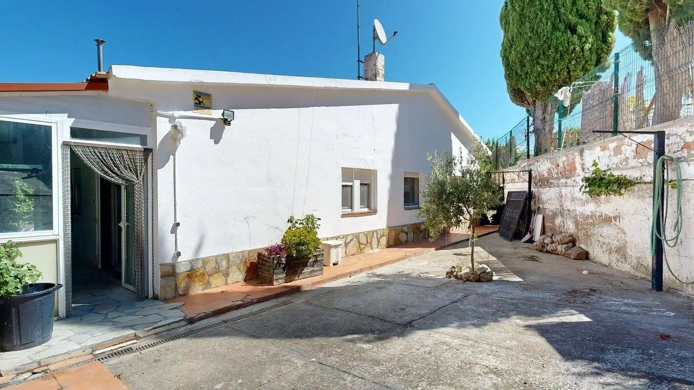 Vista exterior de Casa o xalet en venda en Cuarte de Huerva amb Aire condicionat, Jardí privat i Terrassa