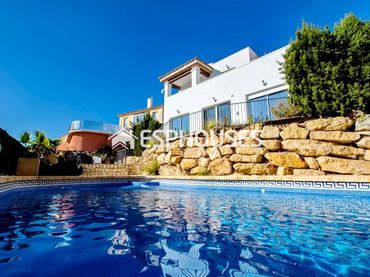 Villa con balcone in vendita a Golf Bahía