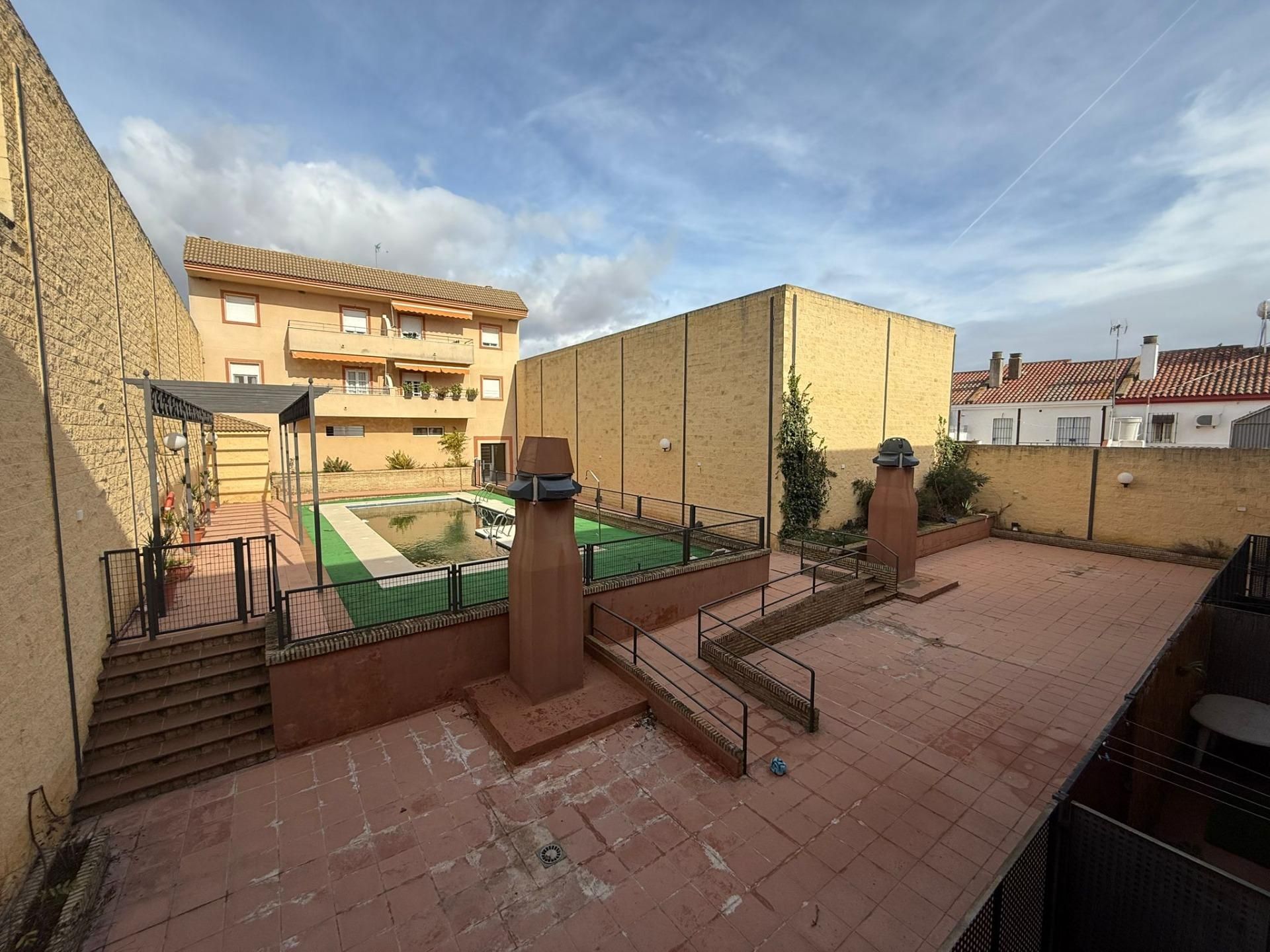 Vista exterior de Pis en venda en Pilas amb Terrassa, Traster i Piscina comunitària