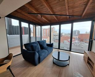 Sala d'estar de Estudi de lloguer en León Capital  amb Parquet, Moblat i Forn