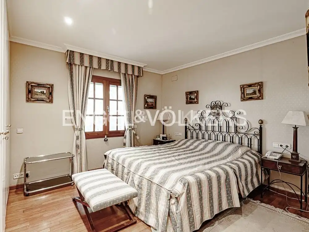 Schlafzimmer von Country house zum Verkauf in Seva mit Klimaanlage, Heizung und Privatgarten