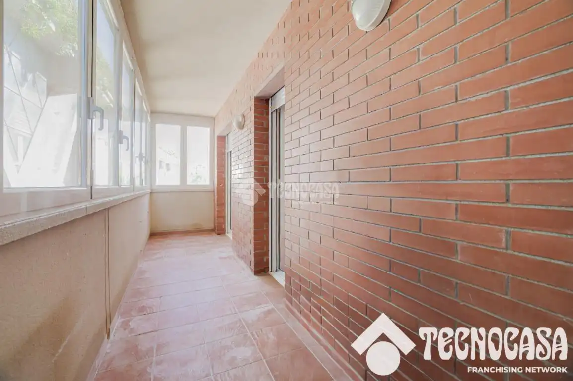 Wohnung zum Verkauf in Barcelona mit Klimaanlage und Balkon