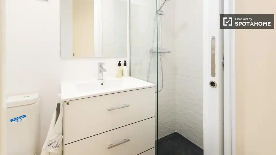 Bathroom of Flat for rent in Madrid  with Air Conditioner, Heating and Furnished