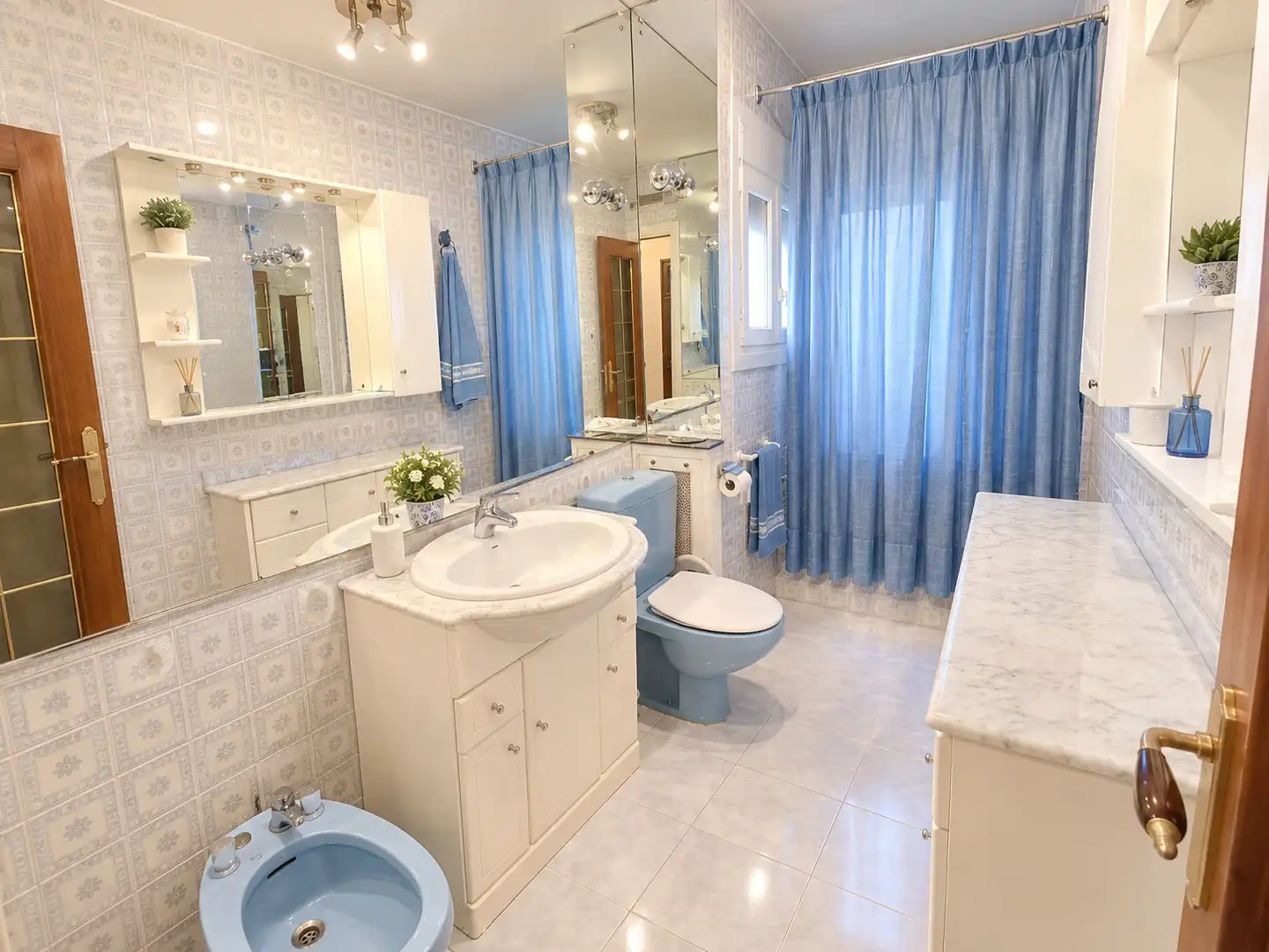 Baño de Ático en venta en Madrid con Calefacción, Parquet y Terraza