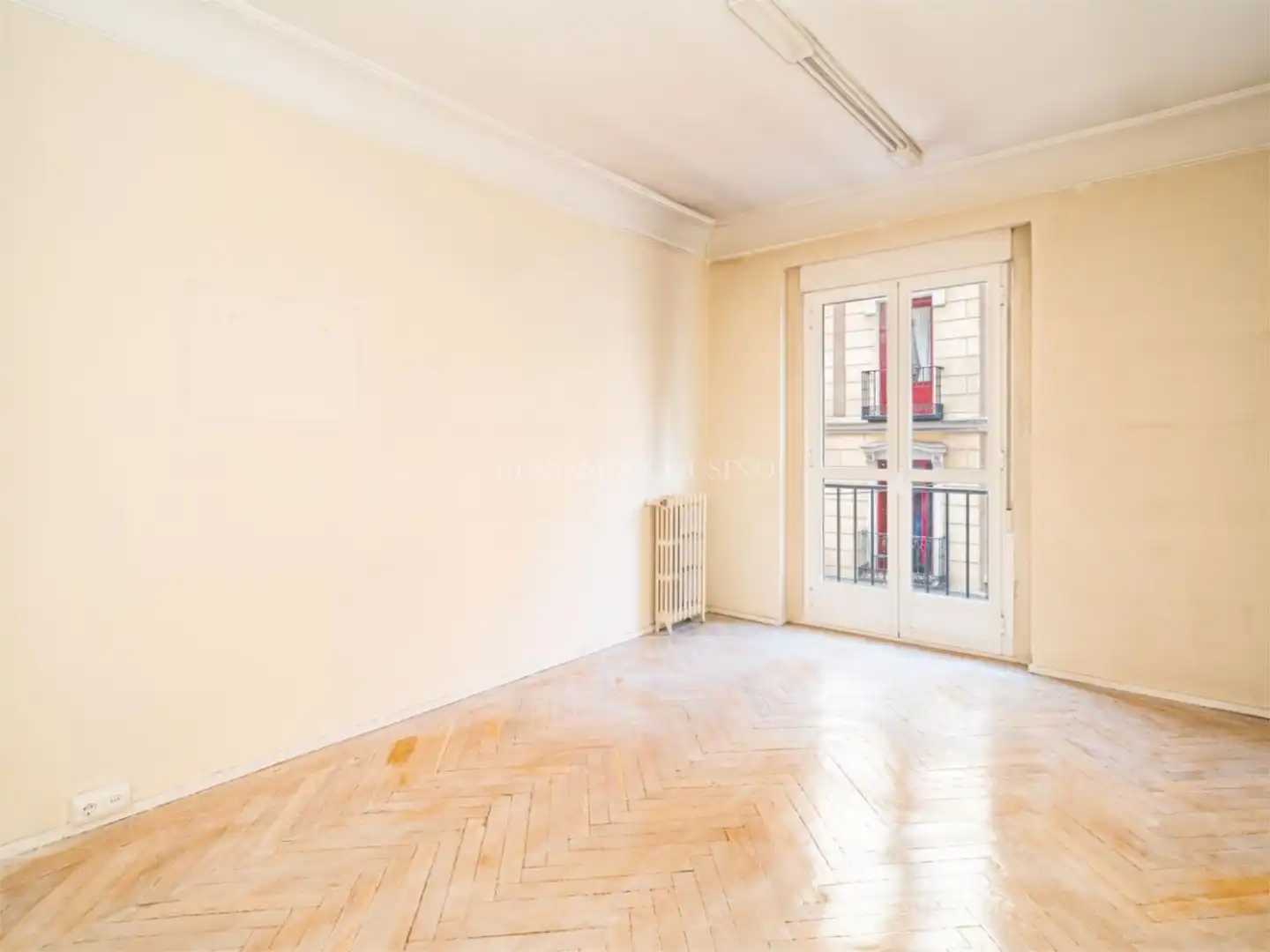 Habitación de Piso en venta en Madrid con Balcón