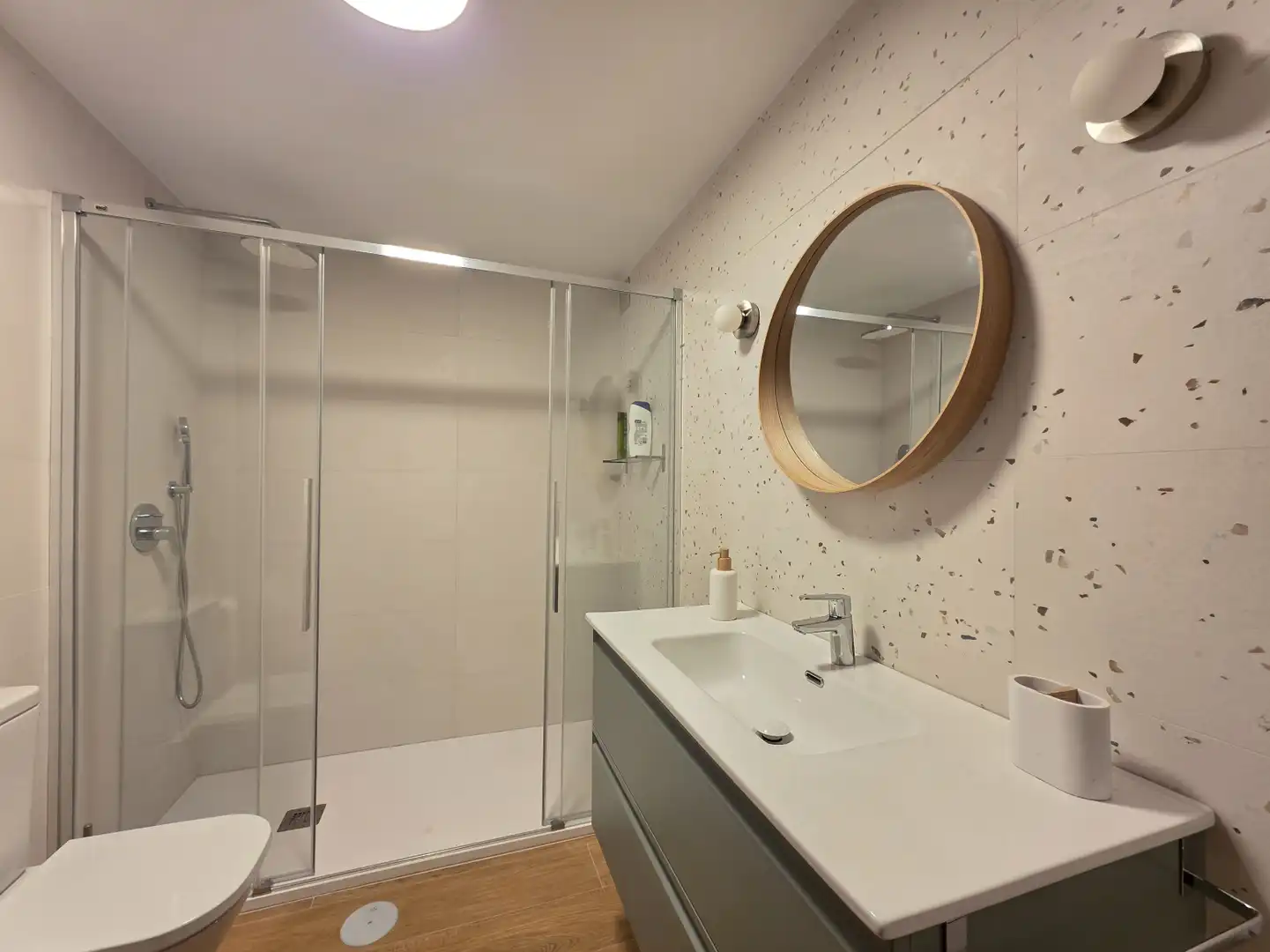 Bathroom of Flat for rent in Siero  with Heating, Parquet flooring and Terrace