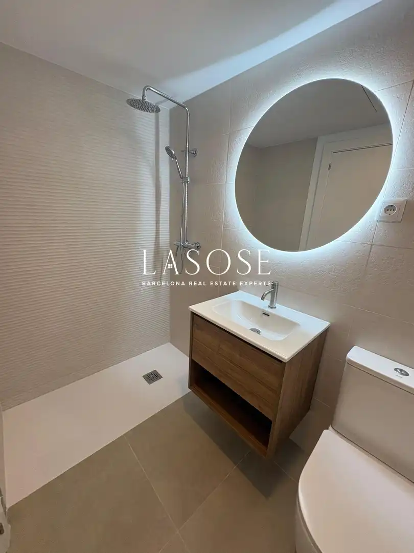 Baño de Piso de alquiler en Barcelona con Terraza y Piscina comunitaria