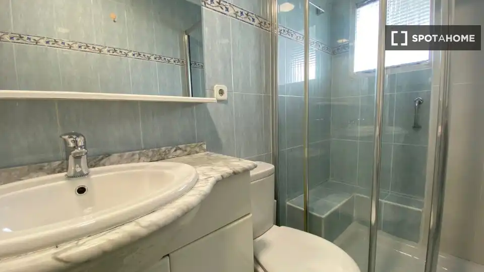 Bathroom of Flat for rent in Madrid  with Air Conditioner, Heating and Furnished