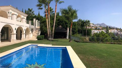 ¡Vive en el Lujo y la Exclusividad en esta Impresionante Villa de Lujo en Primera Línea de Golf en Los Arqueros!