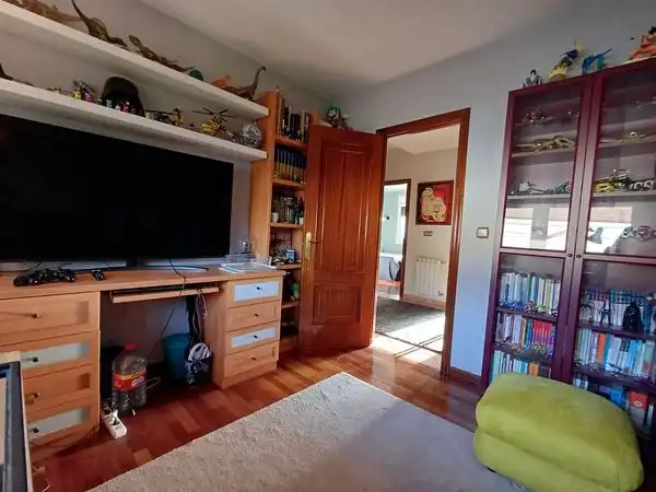 Sala d'estar de Casa o xalet en venda en Vigo  amb Calefacció, Jardí privat i Parquet