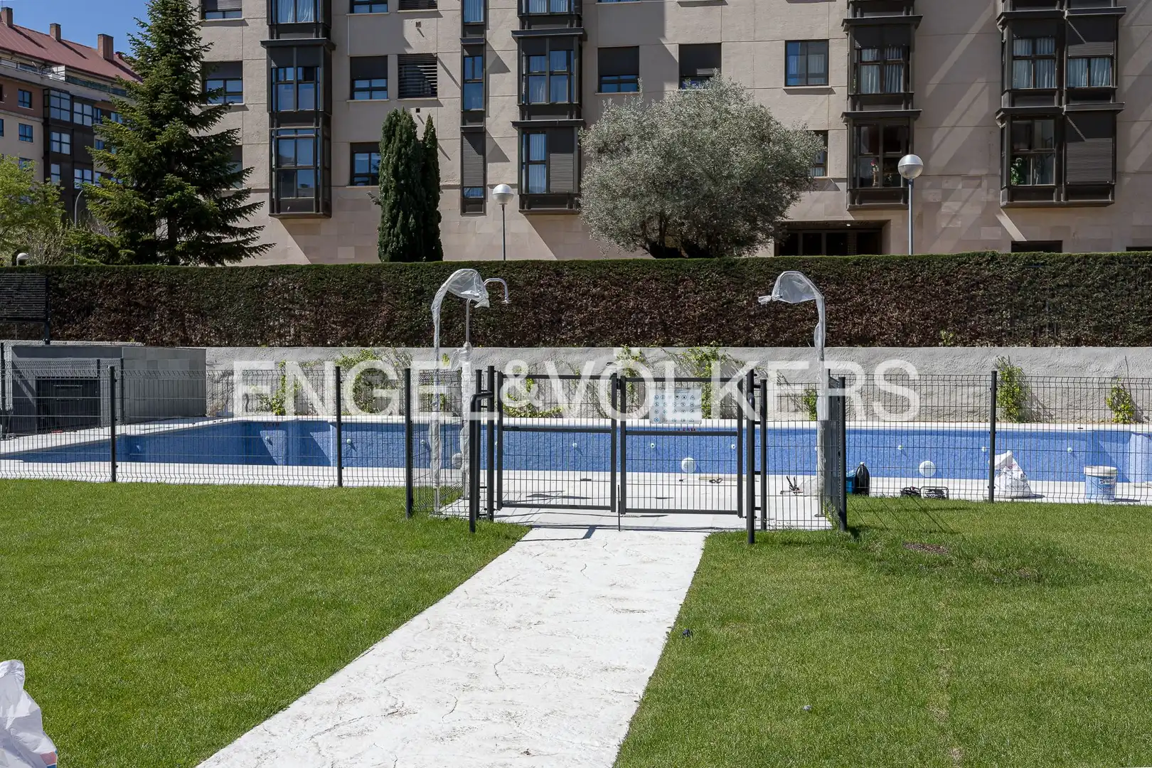 Piscina de Piso en venta en Madrid con Calefacción, Trastero y Piscina
