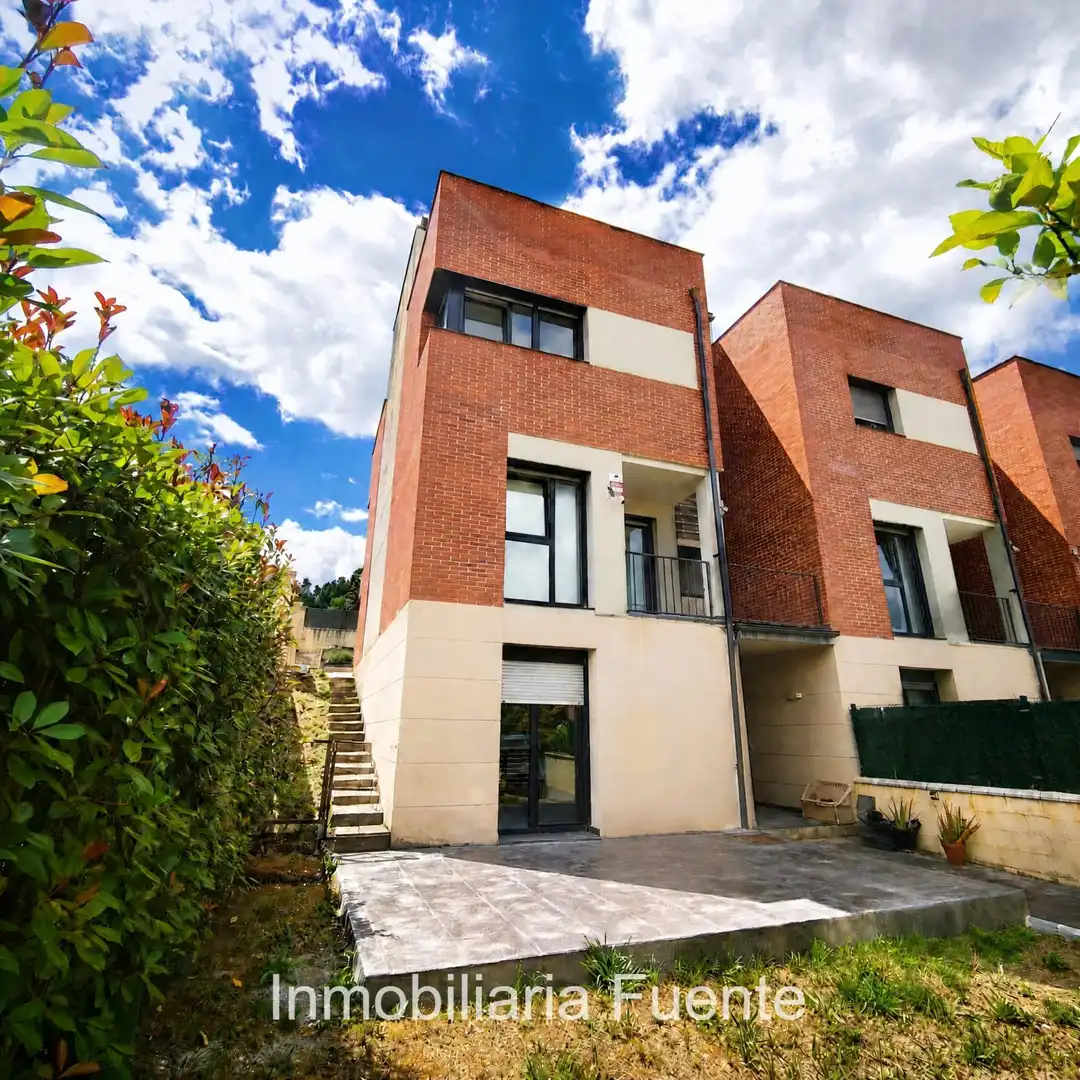 Vista exterior de Casa adosada en venda en Sopuerta amb Calefacció, Jardí privat i Terrassa