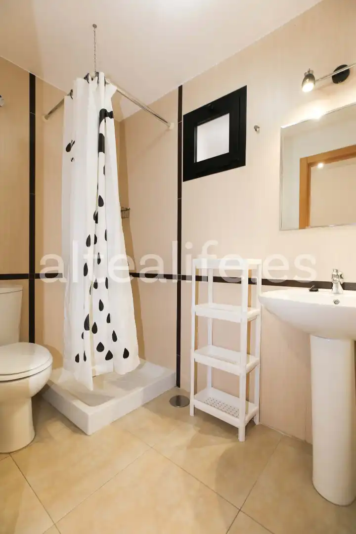 Baño de Apartamento de alquiler en L'Alfàs del Pi con Aire acondicionado, Terraza y Trastero