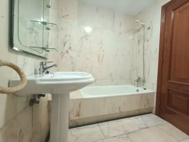 Bathroom of Flat for sale in Vigo   with Heating, Parquet flooring and Oven