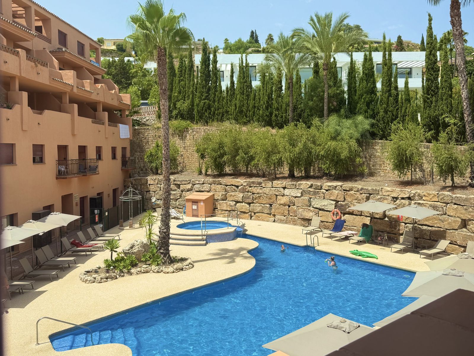 Swimming pool of Apartment for sale in Benahavís  with Air Conditioner and Terrace
