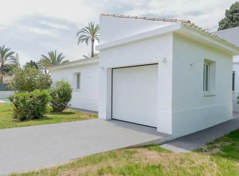 Vista exterior de Casa o xalet de lloguer en Marbella amb Aire condicionat, Calefacció i Jardí privat