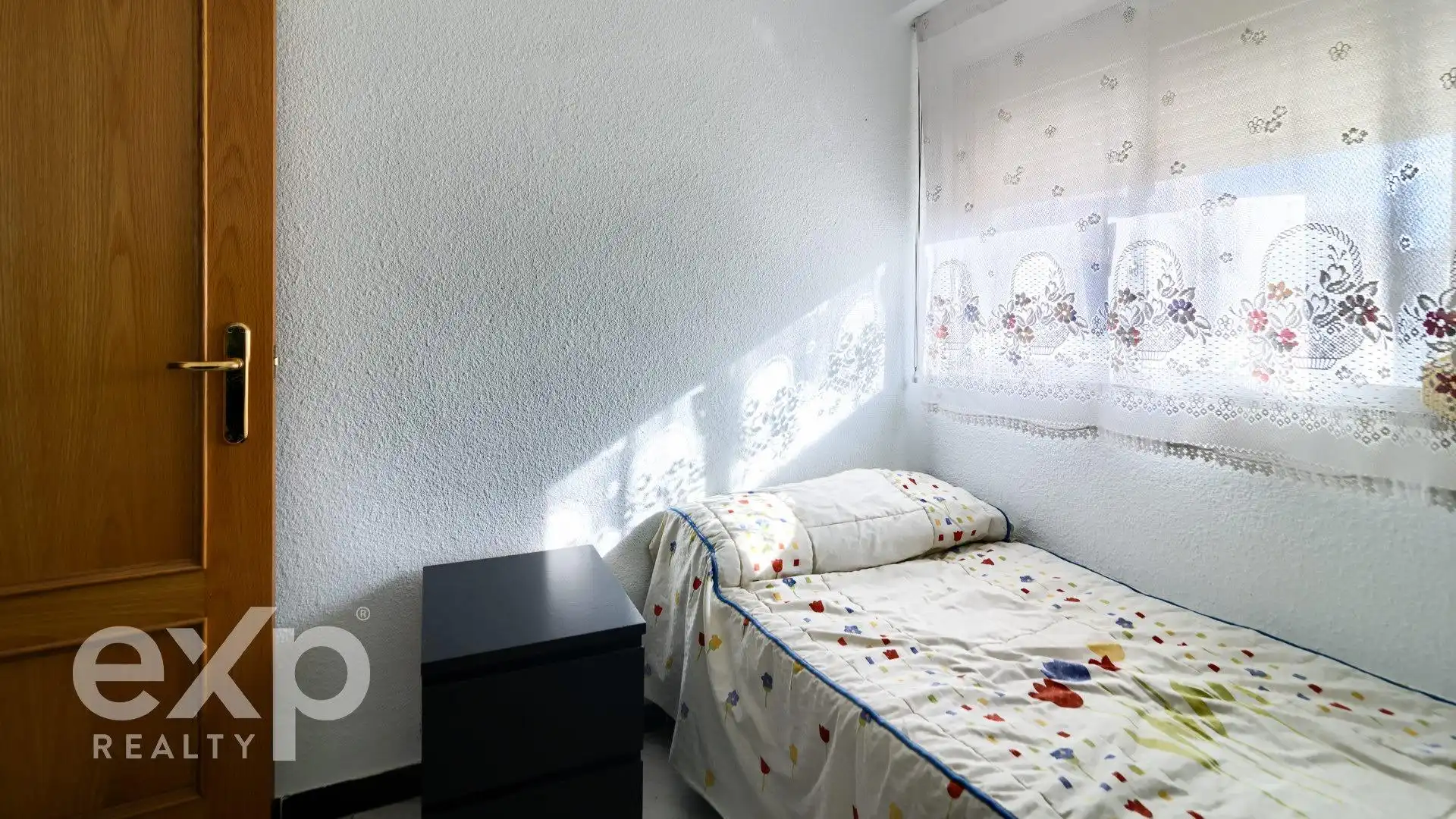 Bedroom of Flat for sale in Valencia  with Air Conditioner, Heating and Terrace