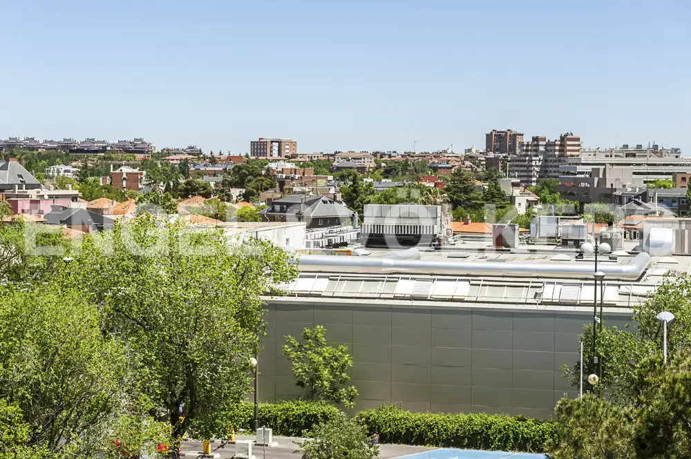 Außenansicht von Wohnung zum Verkauf in Madrid mit Klimaanlage, Heizung und Privatgarten