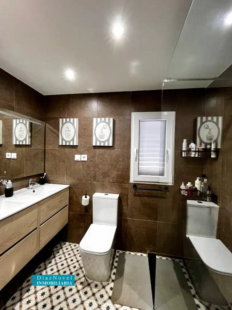 Badezimmer von Einfamilien-Reihenhaus zum Verkauf in Vélez-Málaga mit Klimaanlage, Heizung und Parkett