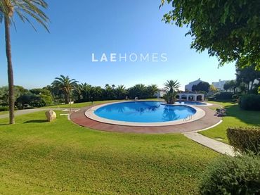 Casa aparellada amb piscina en venda a Gran Alacant