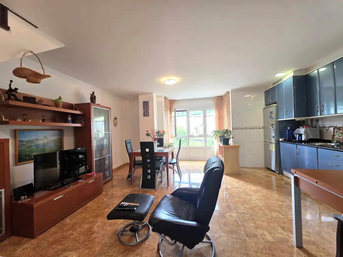 Wohnzimmer von Wohnung zur Miete in Nava mit Heizung