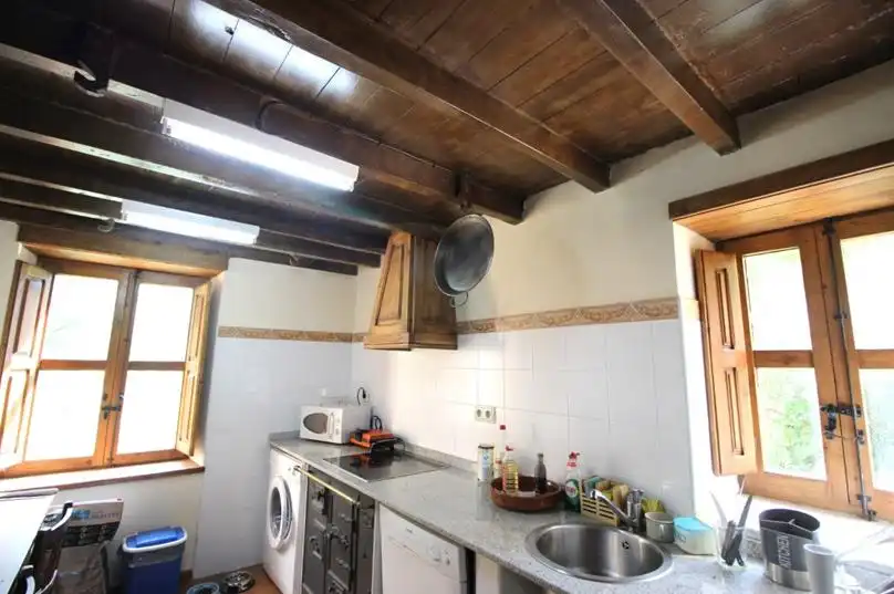 Küche von Einfamilien-Reihenhaus zum Verkauf in Ponga mit Klimaanlage, Heizung und Möbliert