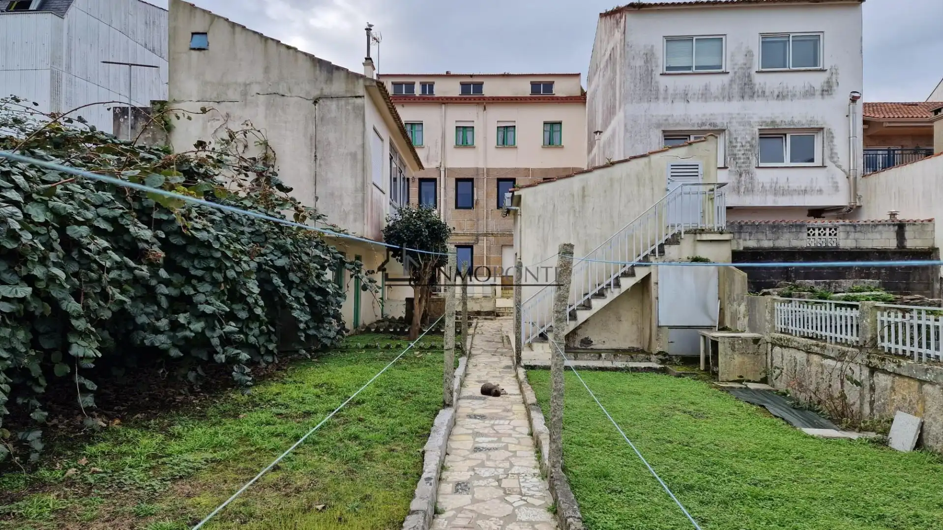 Vista exterior de Casa adosada en venda en O Grove   amb Calefacció, Jardí privat i Traster