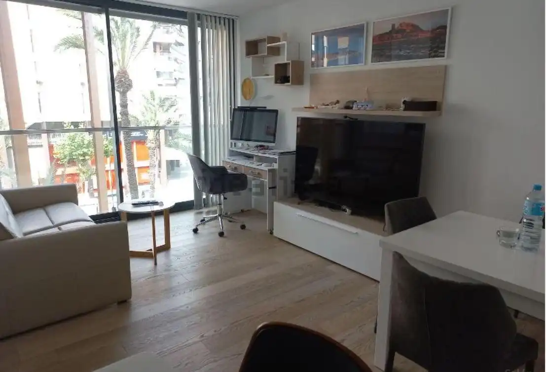 Sala de estar de Piso de alquiler en Alicante / Alacant con Aire acondicionado, Trastero y Amueblado