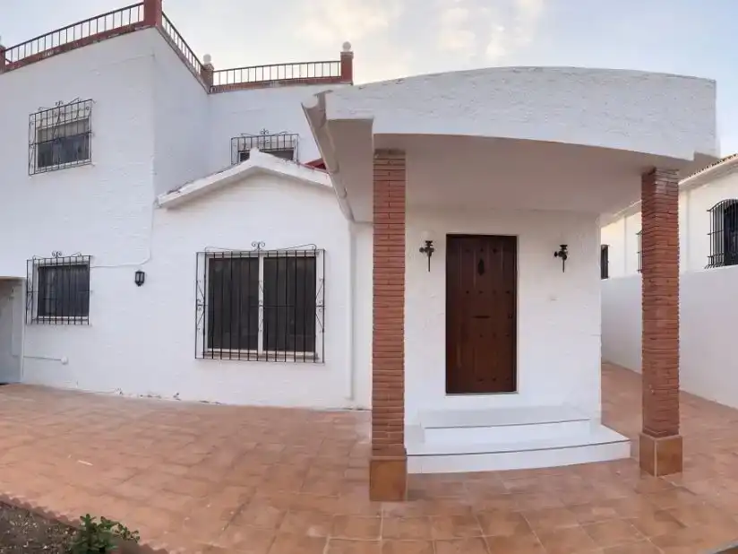 Vista exterior de Casa o xalet en venda en Torremolinos amb Piscina