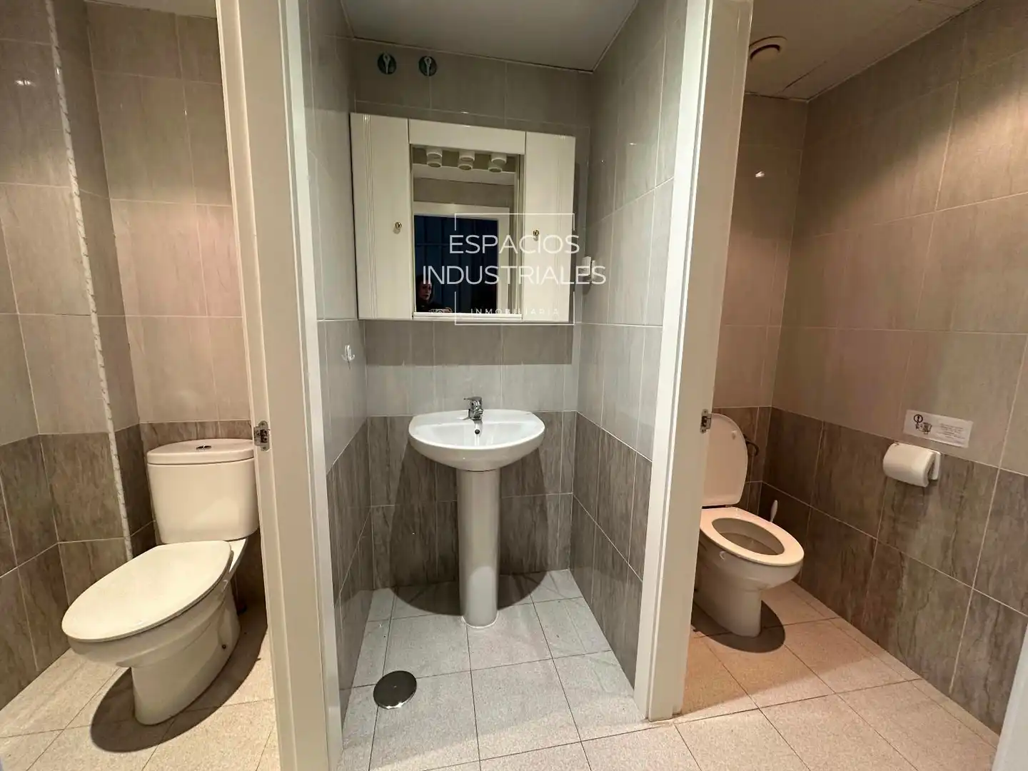 Badezimmer von Fabrikhallen zur Miete in Ciempozuelos
