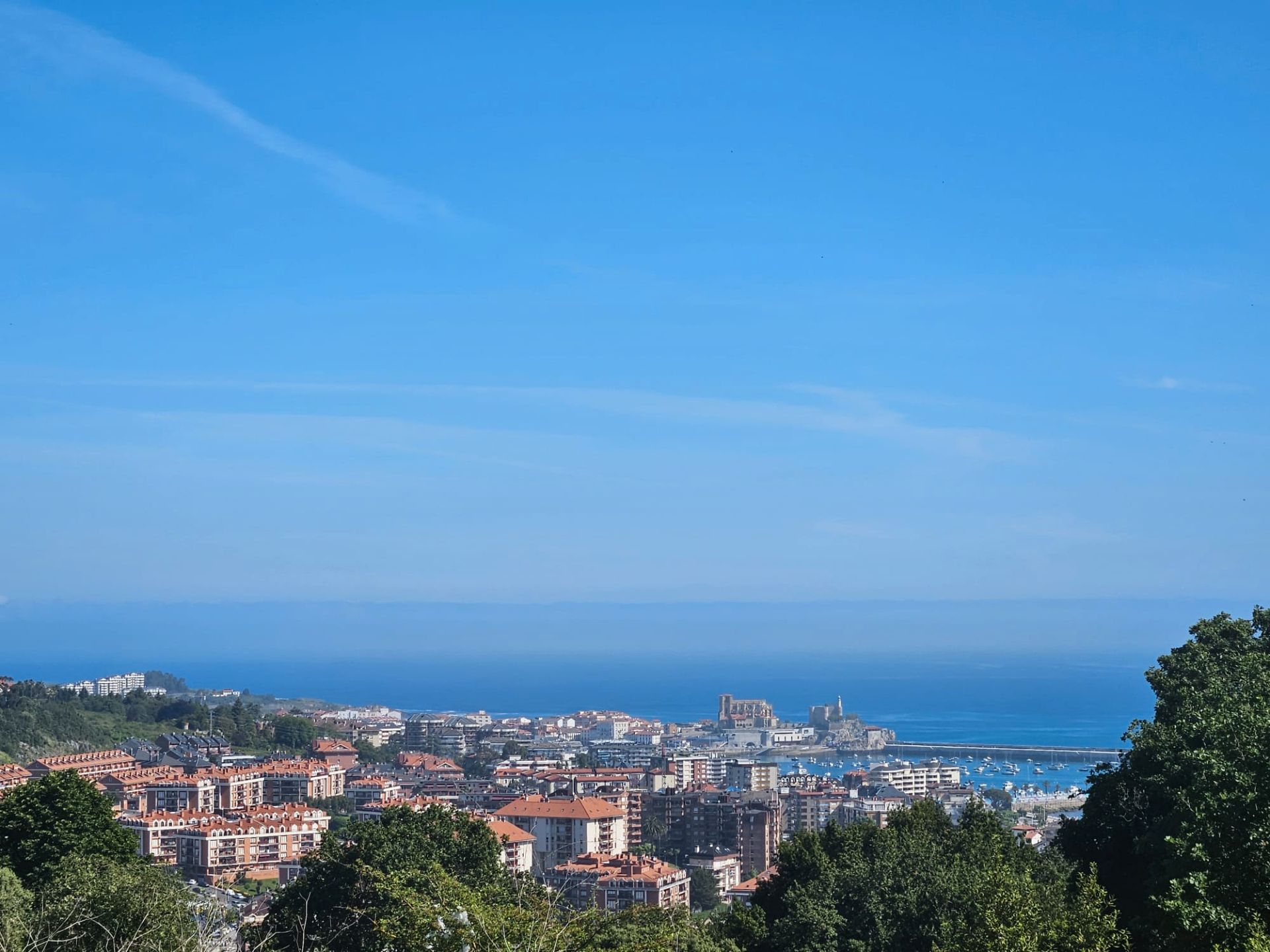 Vista exterior de Casa o xalet en venda en Castro-Urdiales amb Jardí privat, Terrassa i Moblat
