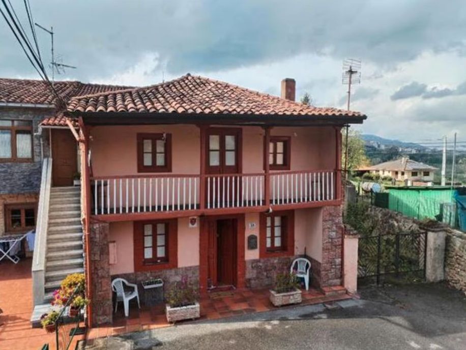 Vista exterior de Casa adosada en venda en Oviedo  amb Moblat i Balcó