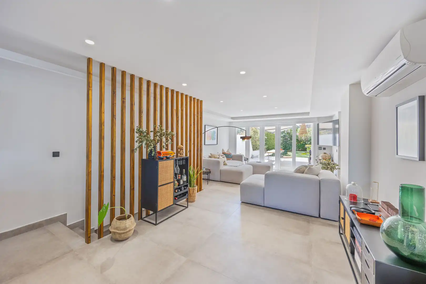 Wohnzimmer von Erdgeschoss zum Verkauf in Sotogrande mit Klimaanlage, Privatgarten und Terrasse