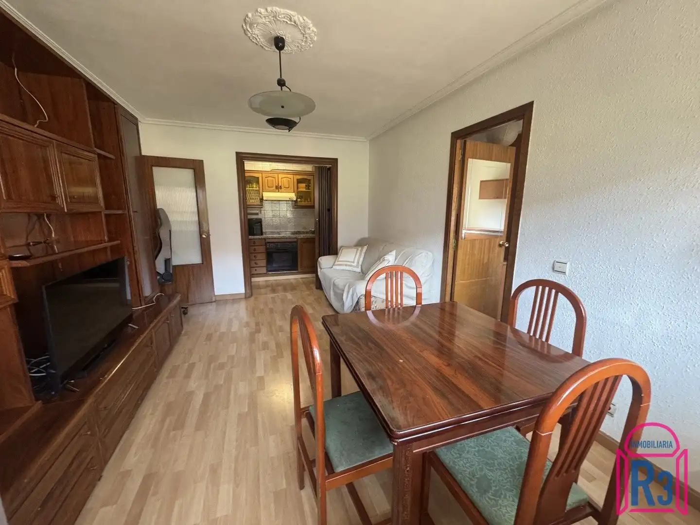 Sala d'estar de Apartament en venda en León Capital  amb Calefacció, Terrassa i Moblat