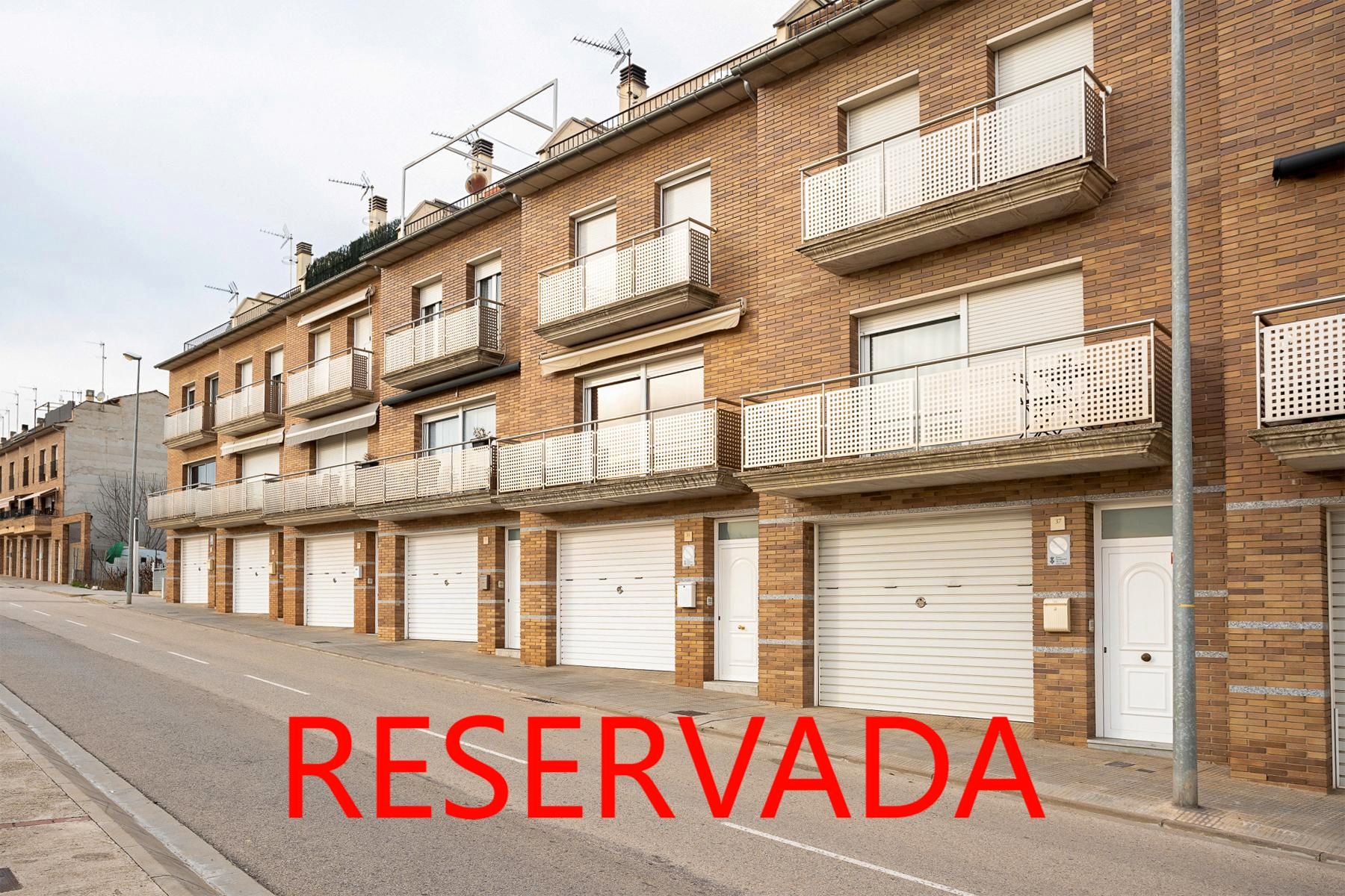 Vista exterior de Casa adosada en venda en Vic amb Calefacció, Jardí privat i Parquet