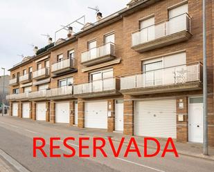 Vista exterior de Casa adosada en venda en Vic amb Calefacció, Jardí privat i Parquet