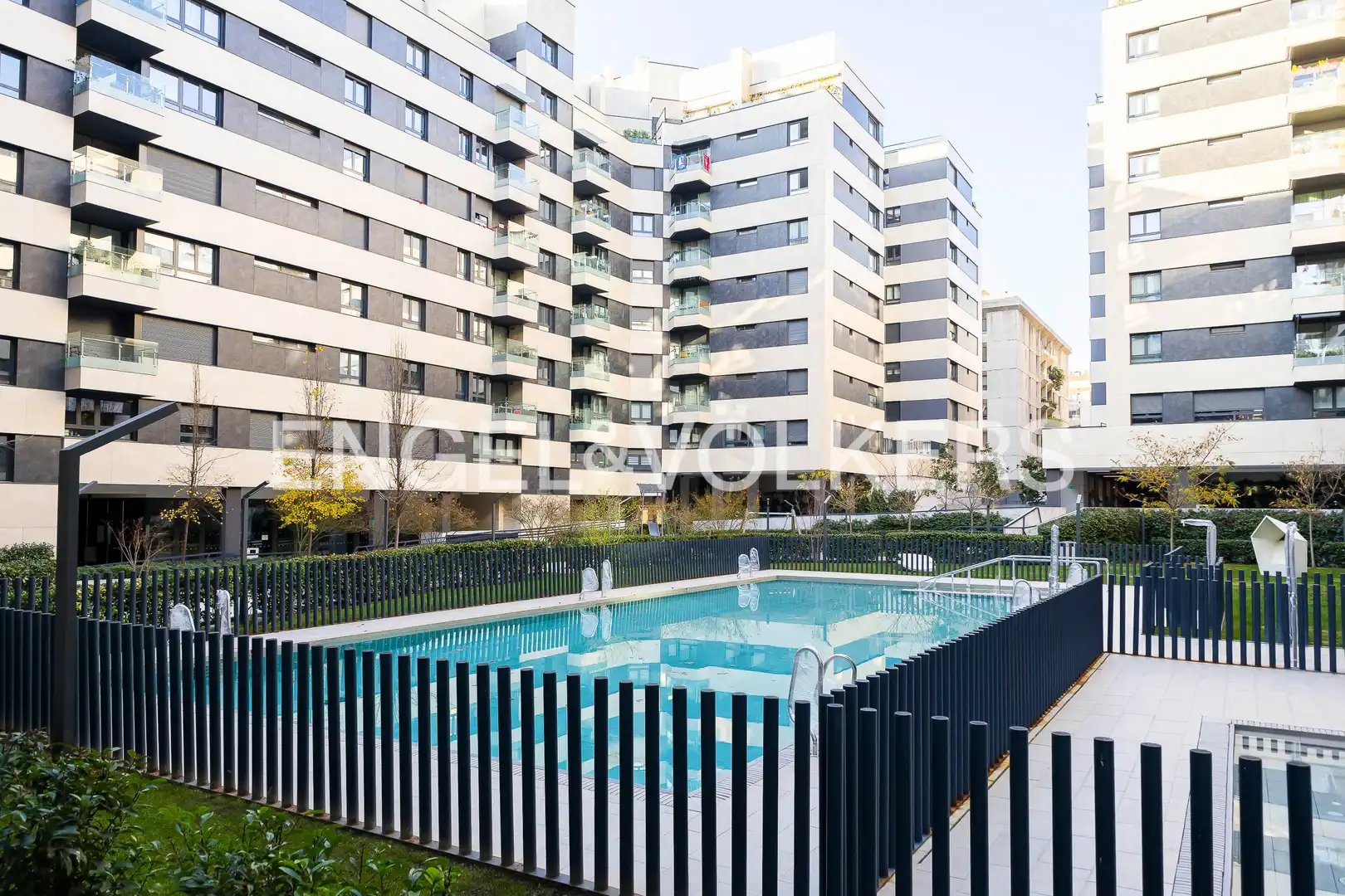 Piscina de Piso de alquiler en Madrid con Aire acondicionado, Calefacción y Jardín privado