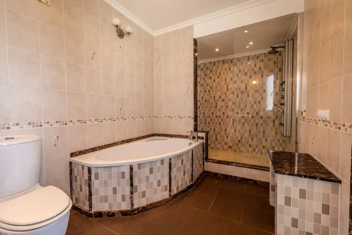 Bany de Casa o xalet en venda en Mijas amb Aire condicionat, Jardí privat i Terrassa