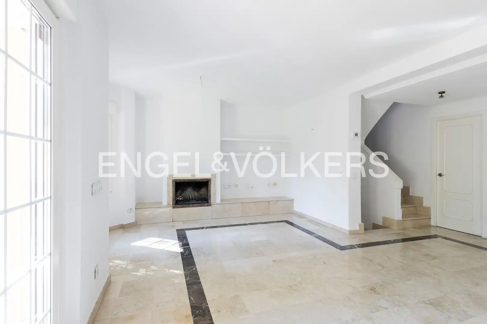 Sala d'estar de Casa adosada de lloguer en La Moraleja amb Aire condicionat, Calefacció i Jardí privat