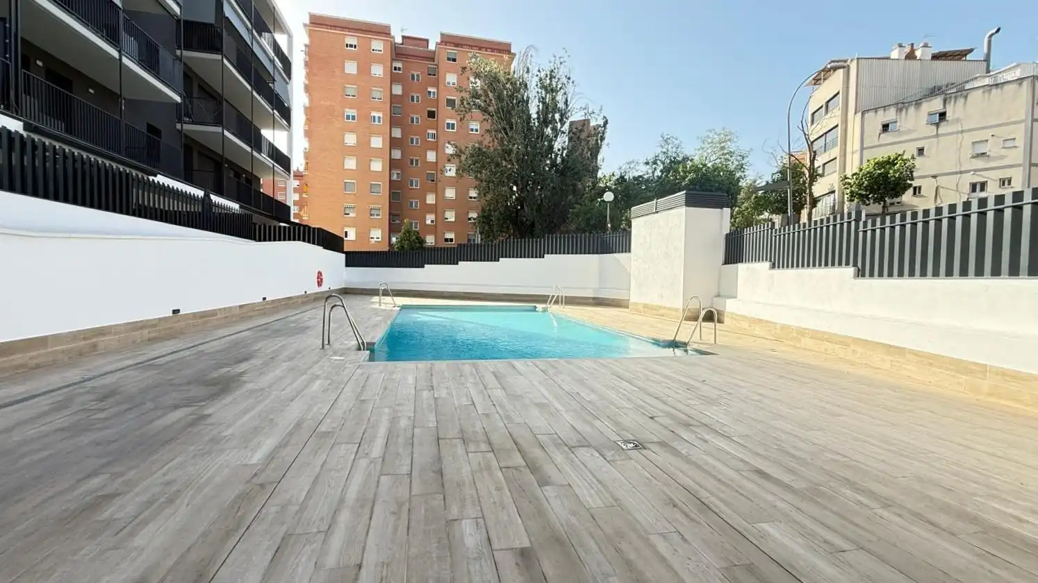 Piscina de Pis de lloguer en Badalona amb Aire condicionat, Balcó i Piscina comunitària