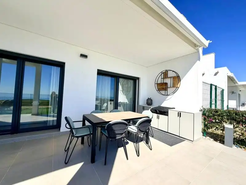 Terrasse von Wohnung zur Miete in La Alcaidesa mit Klimaanlage, Heizung und Privatgarten
