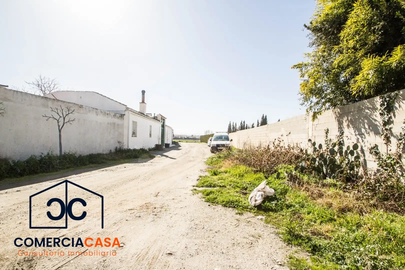 Vista exterior de Finca rústica en venda en Churriana de la Vega amb Jardí privat