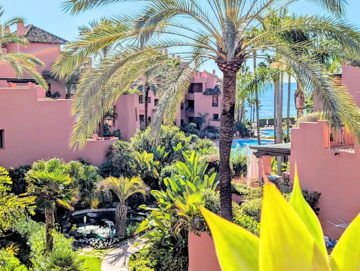 Vista exterior de Ático en venta en Estepona con Aire acondicionado, Calefacción y Terraza
