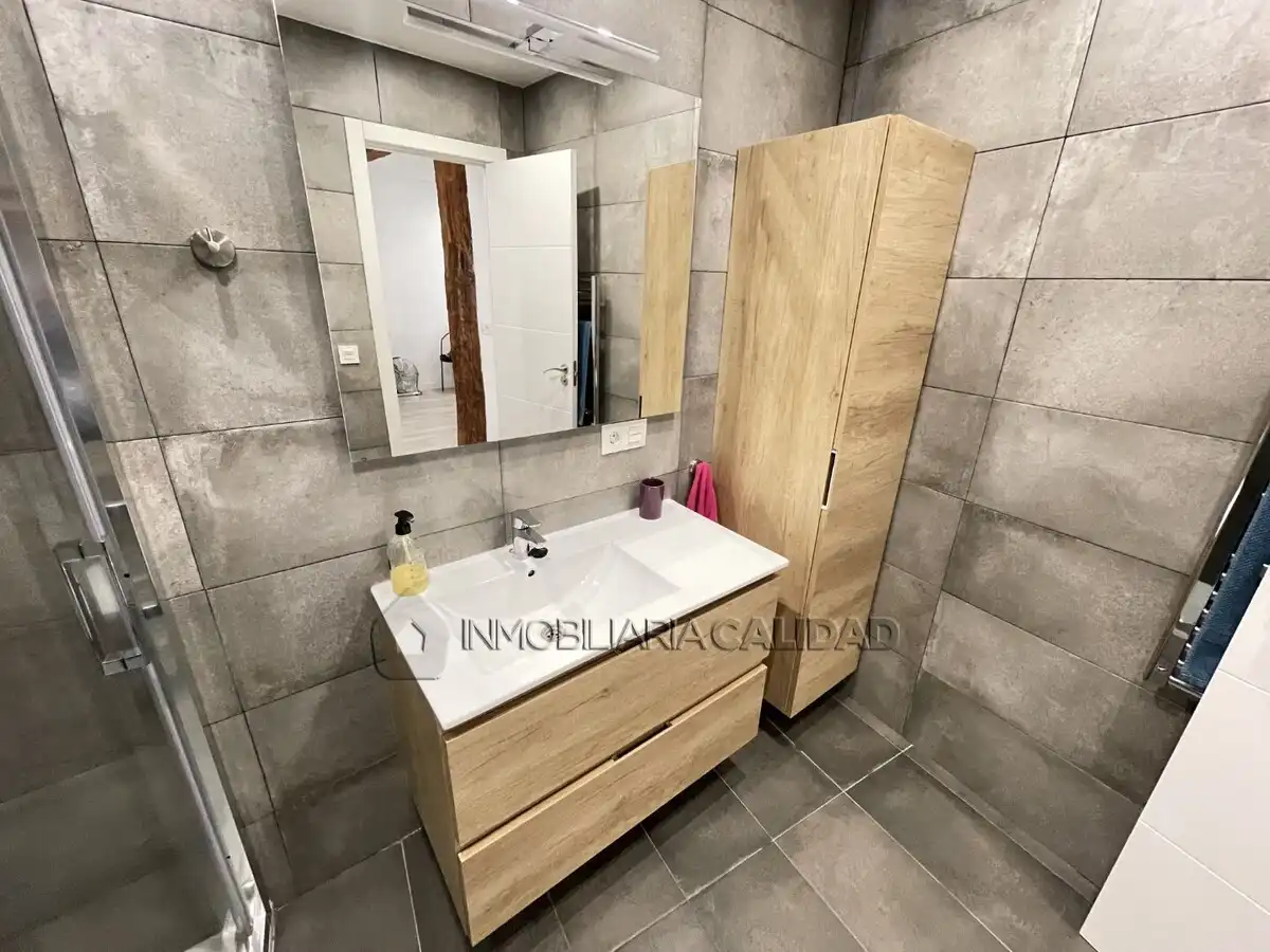 Baño de Piso de alquiler en Burgos con Calefacción y Amueblado