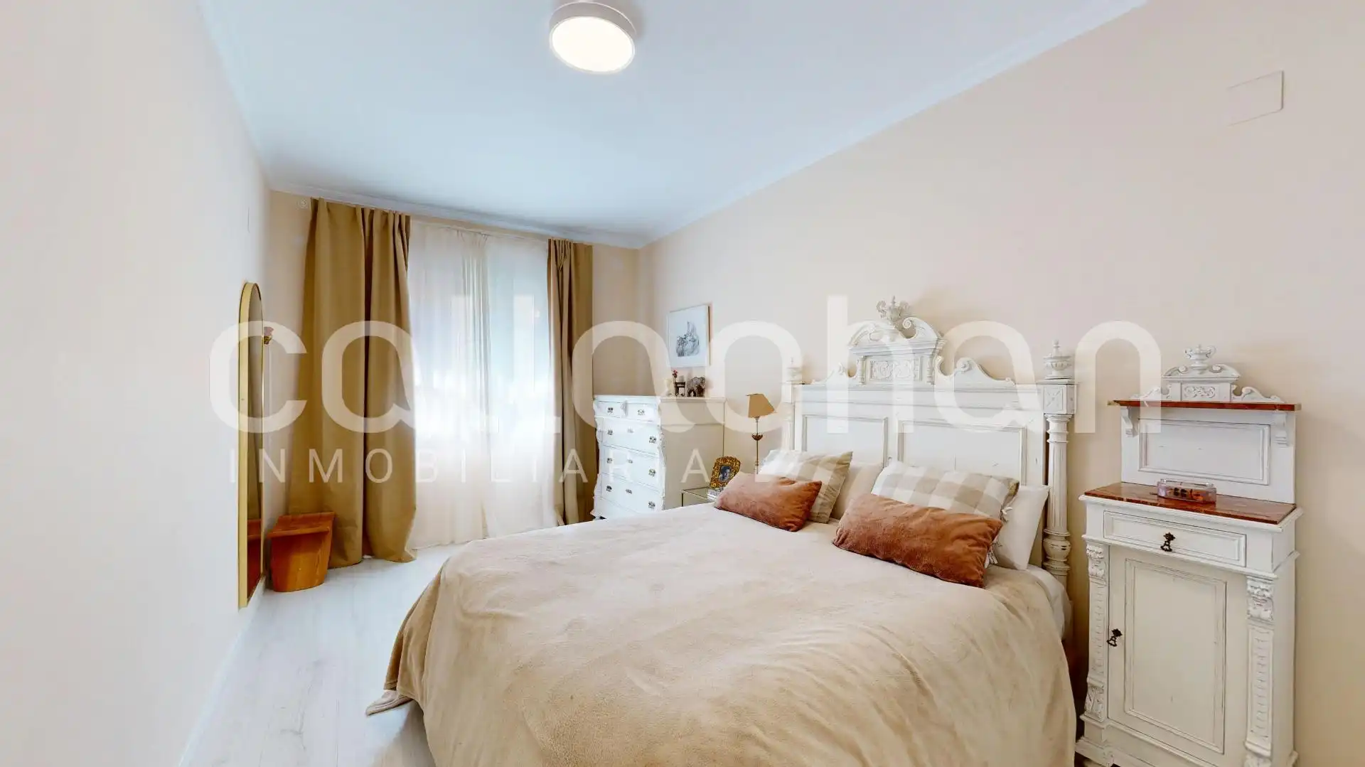Bedroom of Ground floor for sale in Valencia  with Air Conditioner, Private garden and Storage room