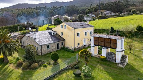 Conjunto rural frente al mar con dos casas y terreno edificable en Barreiros