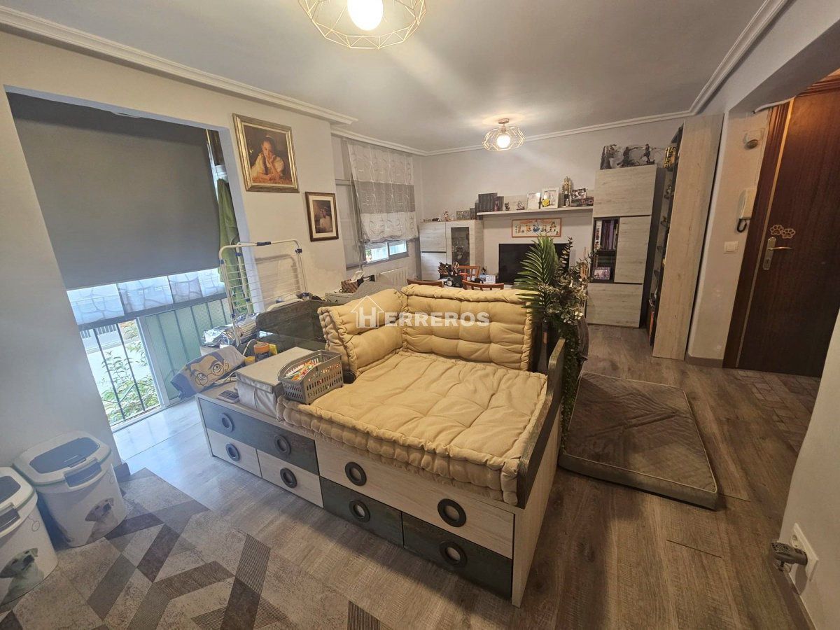 Sala d'estar de Apartament en venda en  Logroño amb Calefacció i Moblat